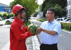 <b>正正在严重集训的干部员工们奉上慰问品</b>